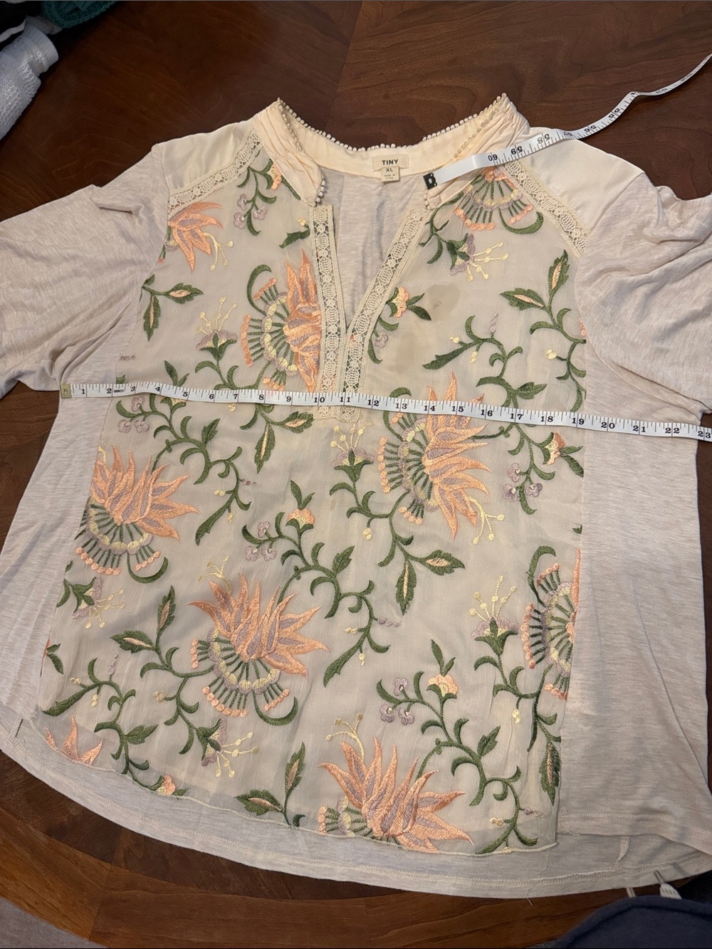Anthropologie Embroidered Light Beige Floral Top w/Silky TShirt Sleeves & Back - Picture 4 of 5